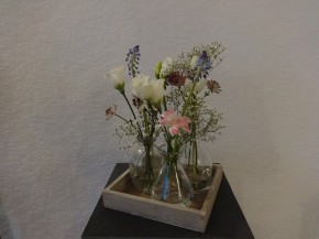Holztablett mit drei kleine Vasen
