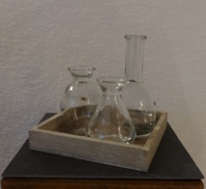 Holztablett mit drei kleine Vasen